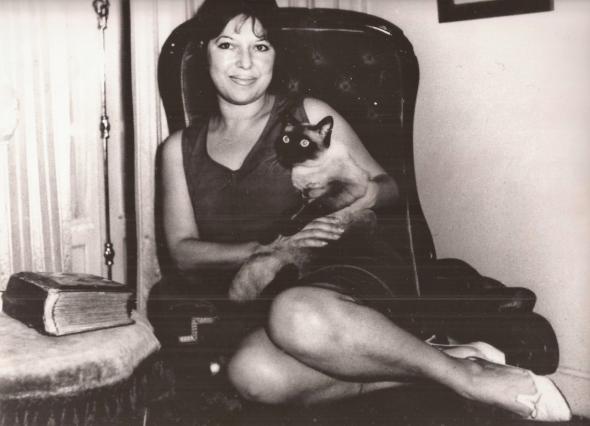 Natália Correia com gato